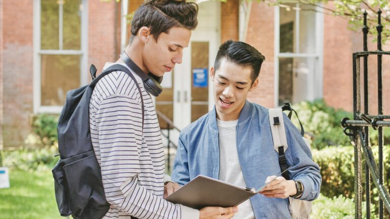 IGNOU में सही कोर्स कैसे चुनें? एक गाइड जो आपको सही राह दिखाएगी